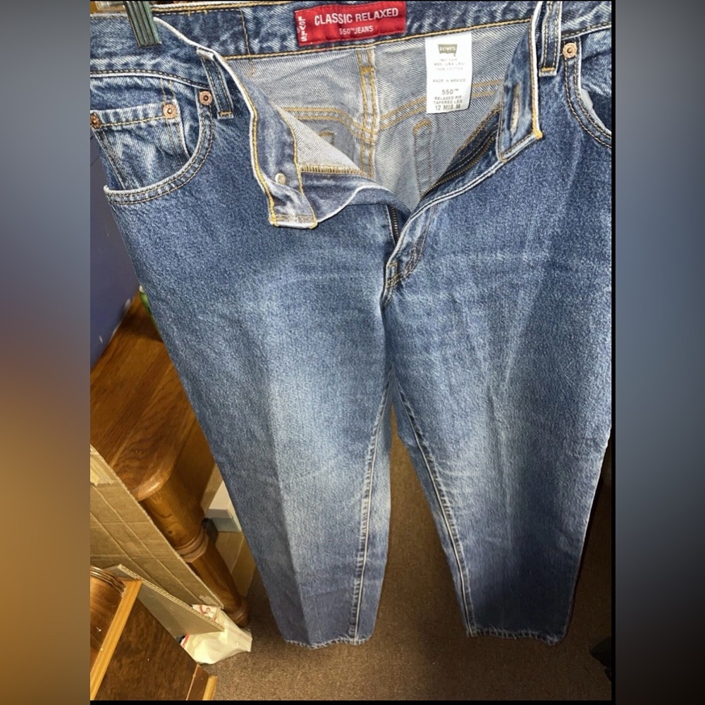 Levi Strauss 550 Classic Relaxed Medium Wash Denim Jeans Women’s 12M (32” Waist)